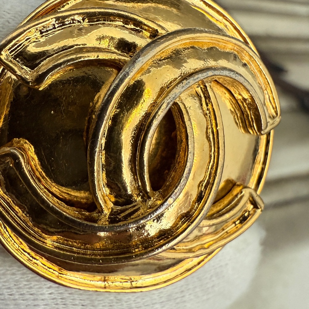 LOT 2253 24K gold plated CHANEL vintage 3D clip on earrings - Picture 7 of 16